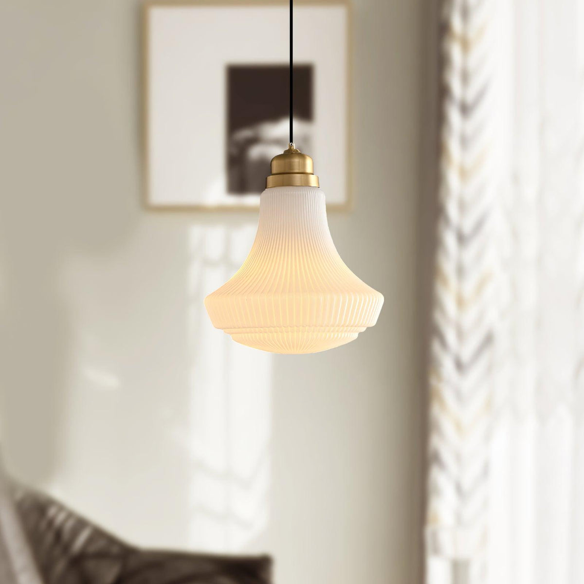 Duo lámpara colgante con pantalla de vidrio opal ribeteada en forma de campana, acabado en latón y estilo vintage