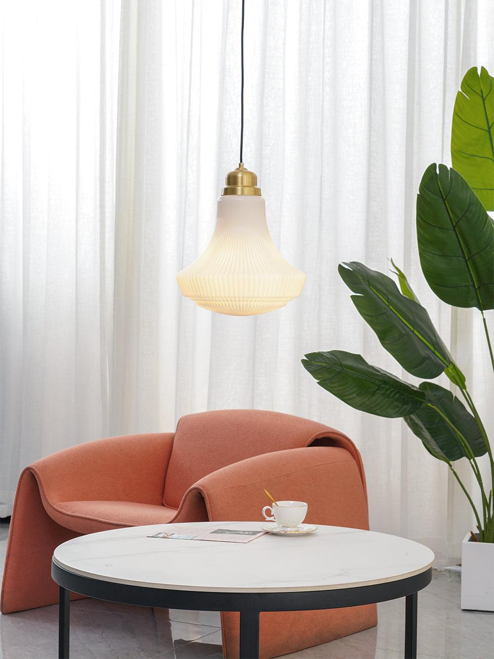 Duo lámpara colgante con pantalla de vidrio opal ribeteada en forma de campana, acabado en latón y estilo vintage