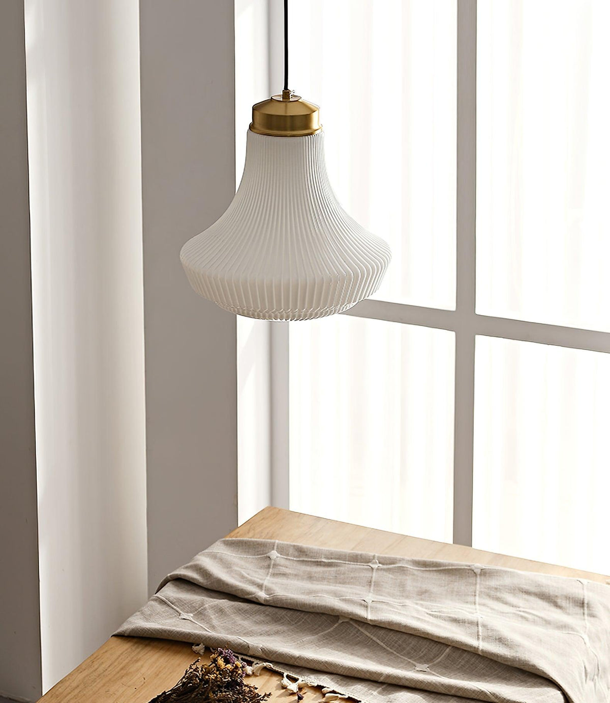 Duo lámpara colgante con pantalla de vidrio opal ribeteada en forma de campana, acabado en latón y estilo vintage