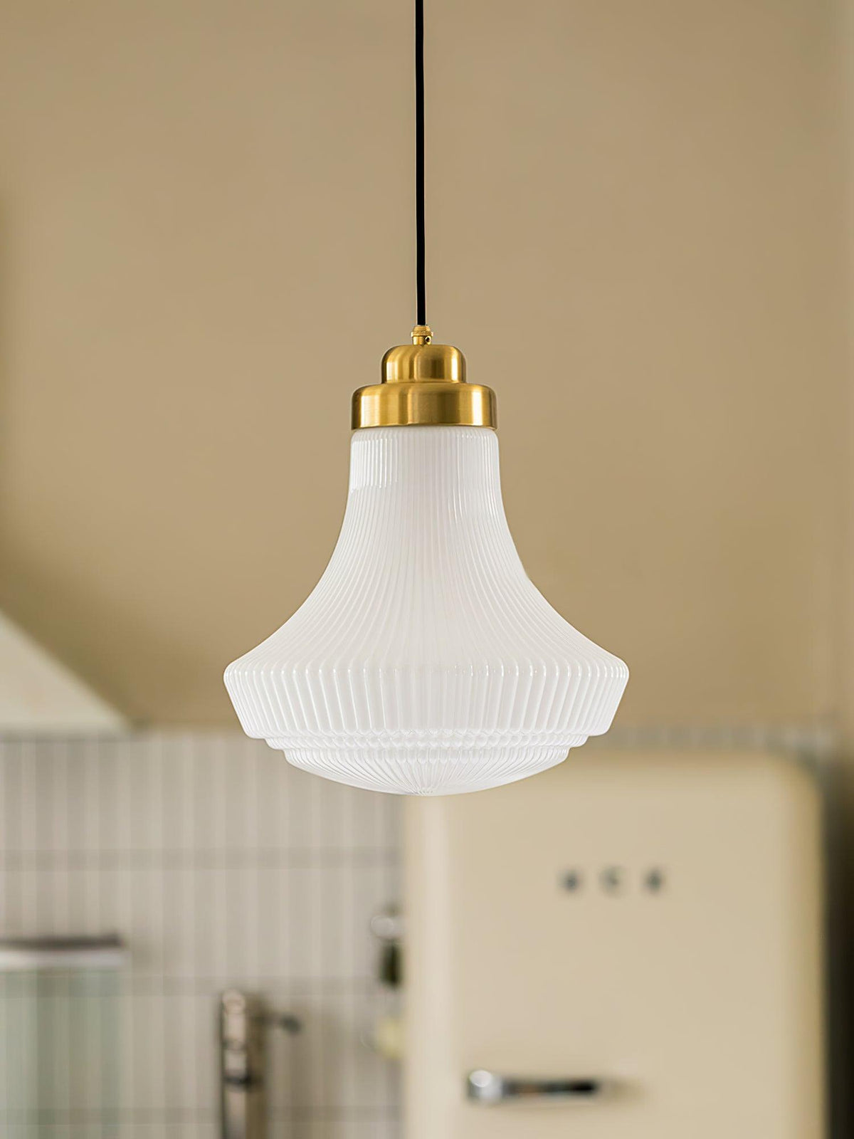 Duo lámpara colgante con pantalla de vidrio opal ribeteada en forma de campana, acabado en latón y estilo vintage