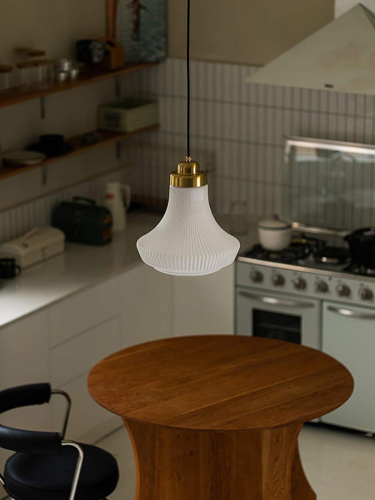 Duo lámpara colgante con pantalla de vidrio opal ribeteada en forma de campana, acabado en latón y estilo vintage
