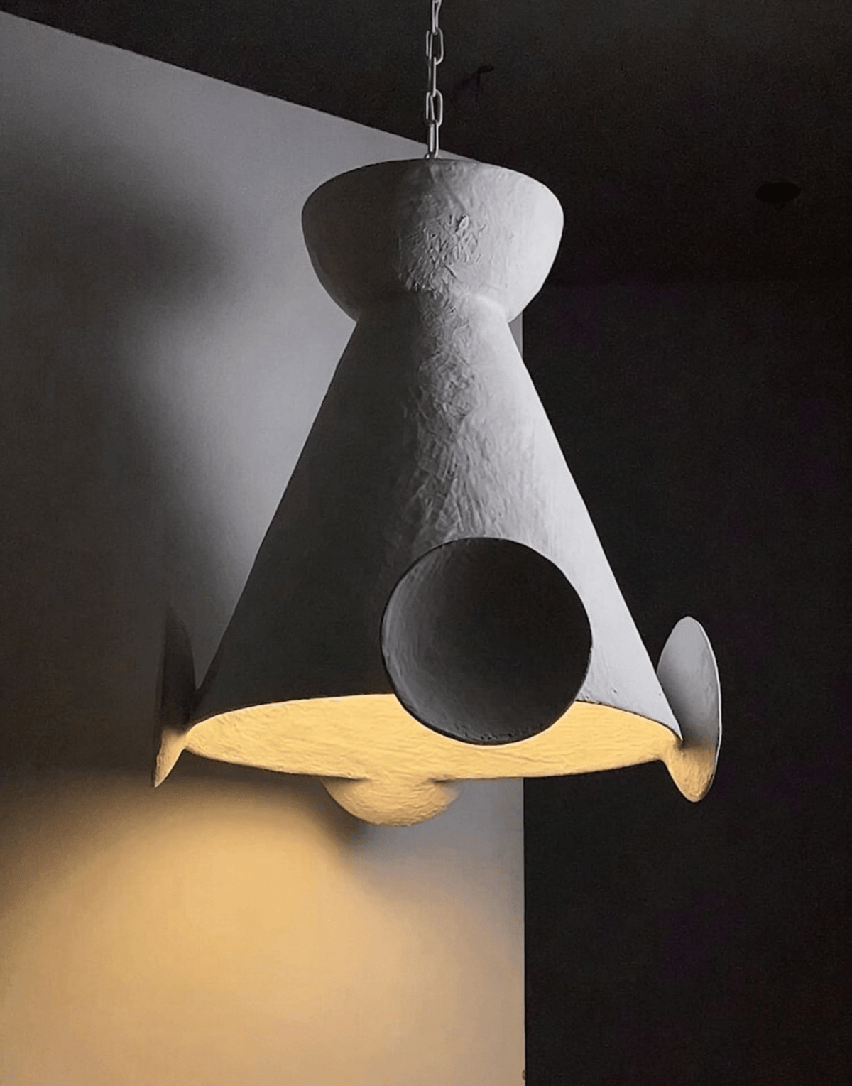 Sculptural lámpara colgante de yeso en forma de cono