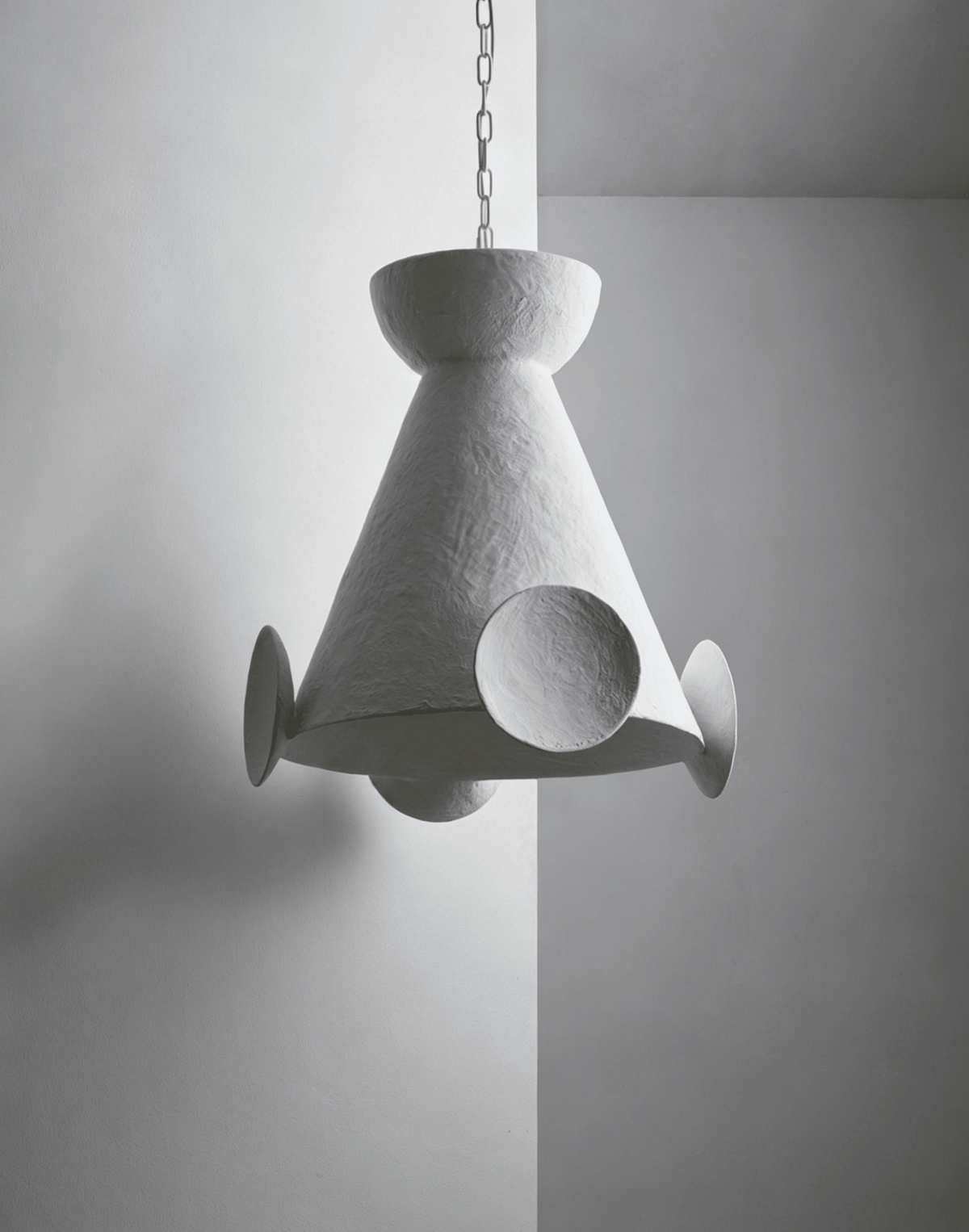 Sculptural lámpara colgante de yeso en forma de cono