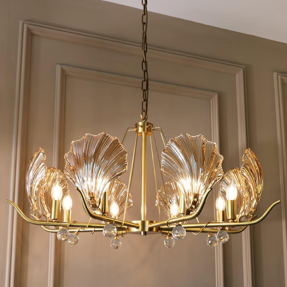 Luxereon lámpara de araña con hojas de cristal y florón de cobre