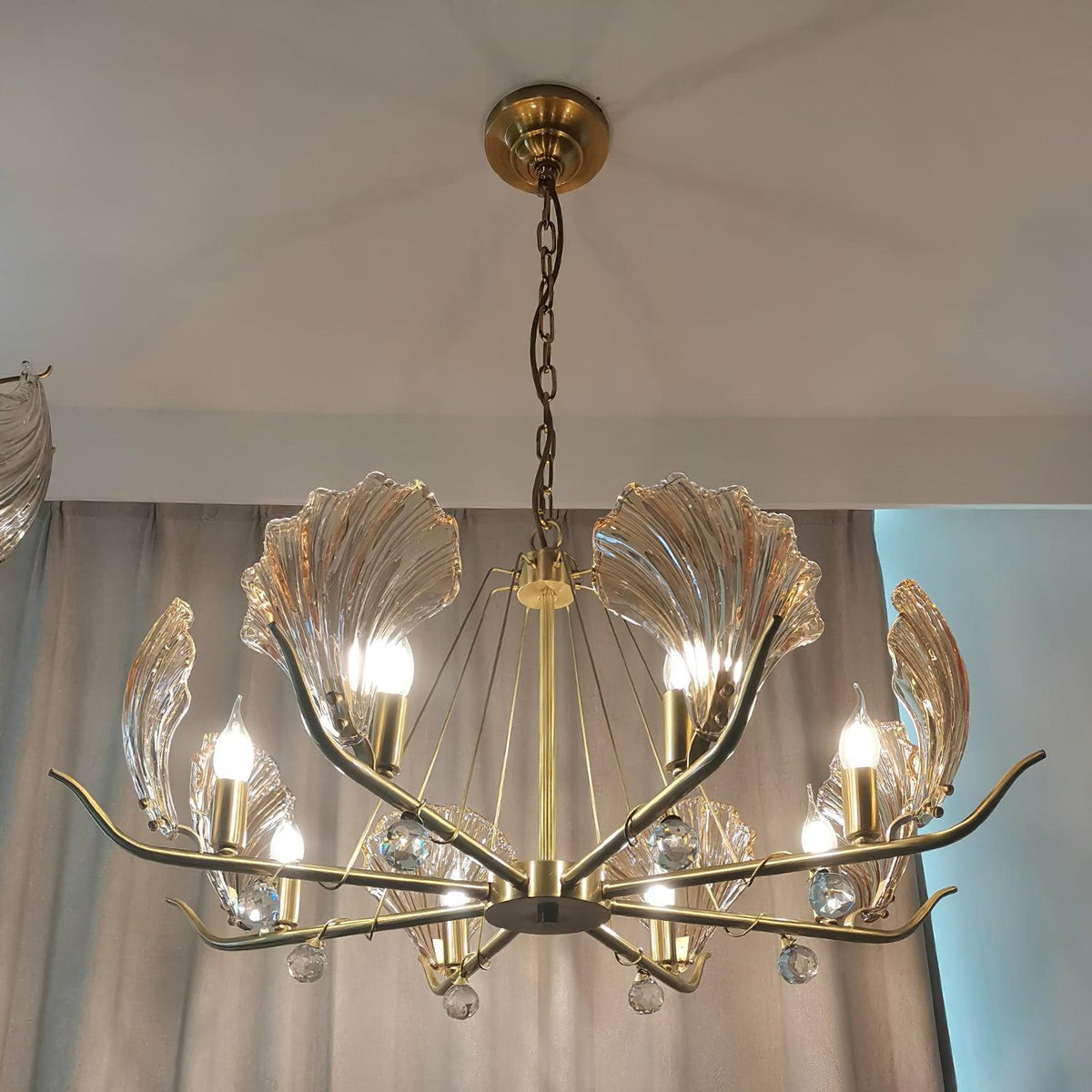 Luxereon lámpara de araña con hojas de cristal y florón de cobre