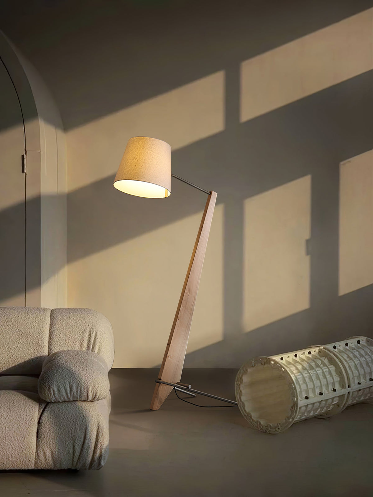 Vyran lámpara de pie de madera y tejido