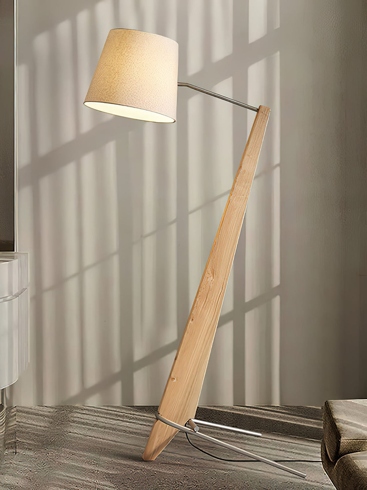 Vyran lámpara de pie de madera y tejido