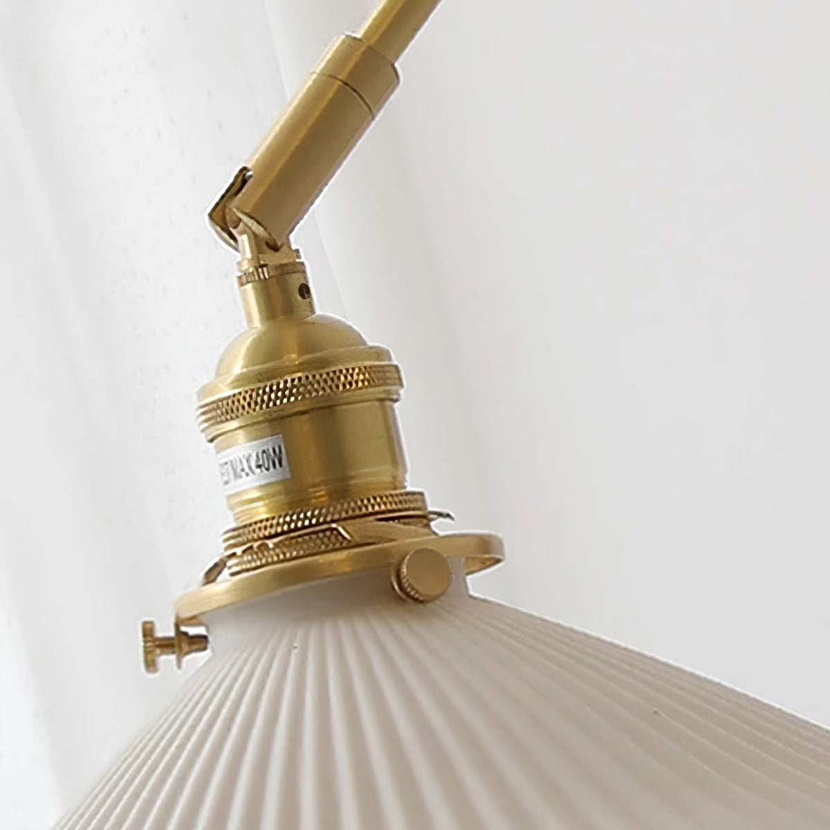 Aplique de pared con brazo ajustable y pantalla plisada, base de nogal, estilo vintage para tareas