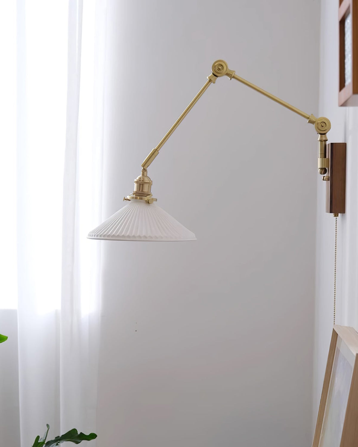 Aplique de pared con brazo ajustable y pantalla plisada, base de nogal, estilo vintage para tareas