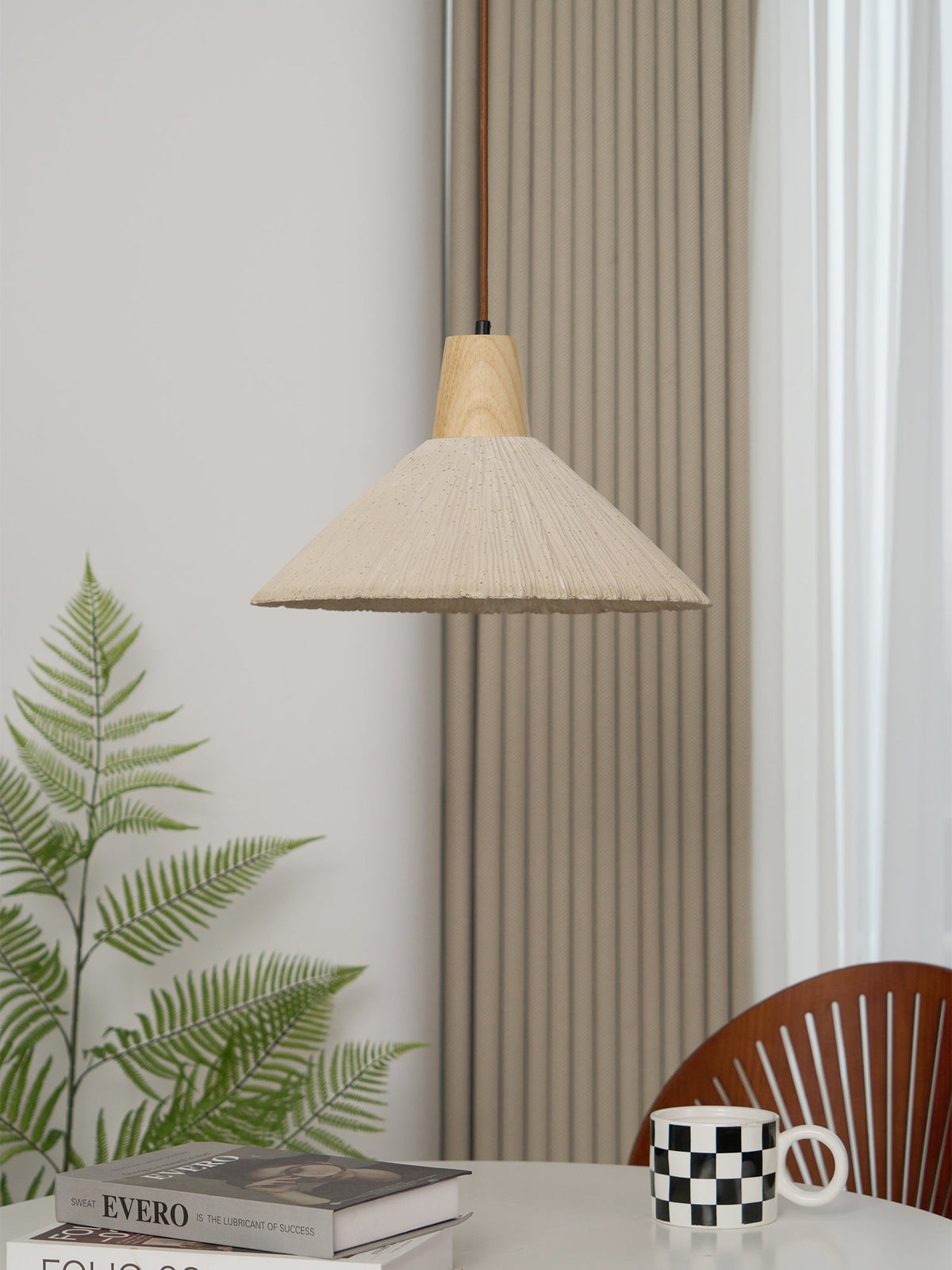 Lámpara colgante de madera y pantalla de cemento texturizado gris estilo Japandi