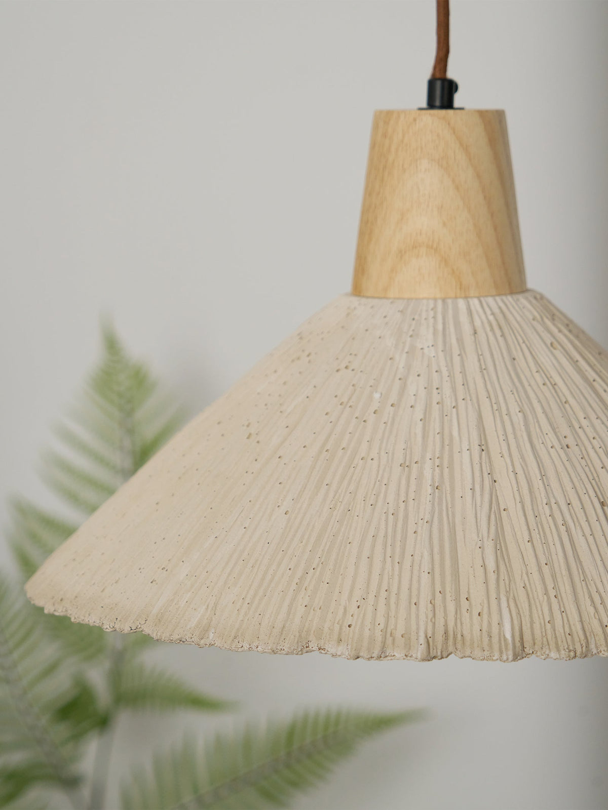 Lámpara colgante de madera y pantalla de cemento texturizado gris estilo Japandi