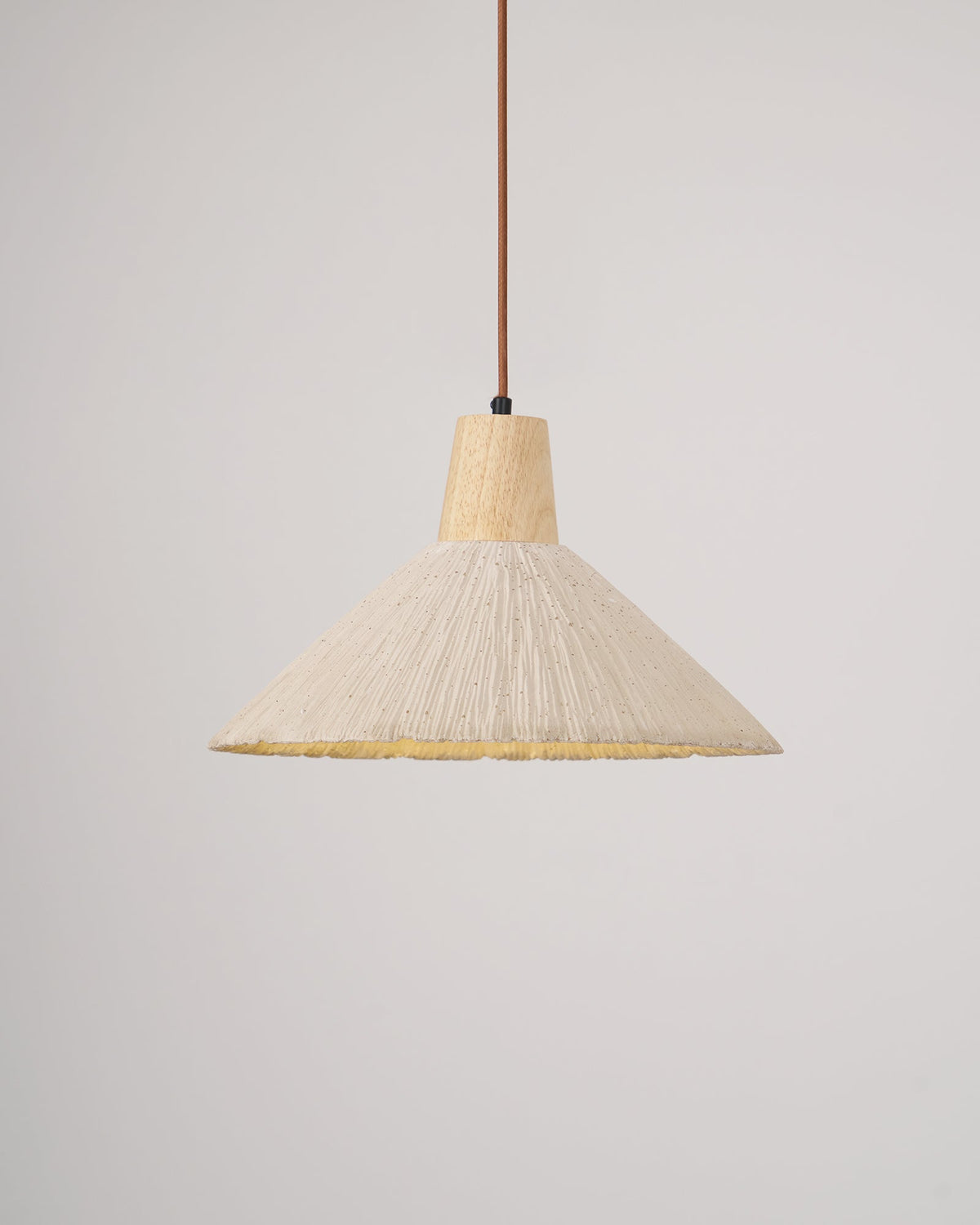 Lámpara colgante de madera y pantalla de cemento texturizado gris estilo Japandi