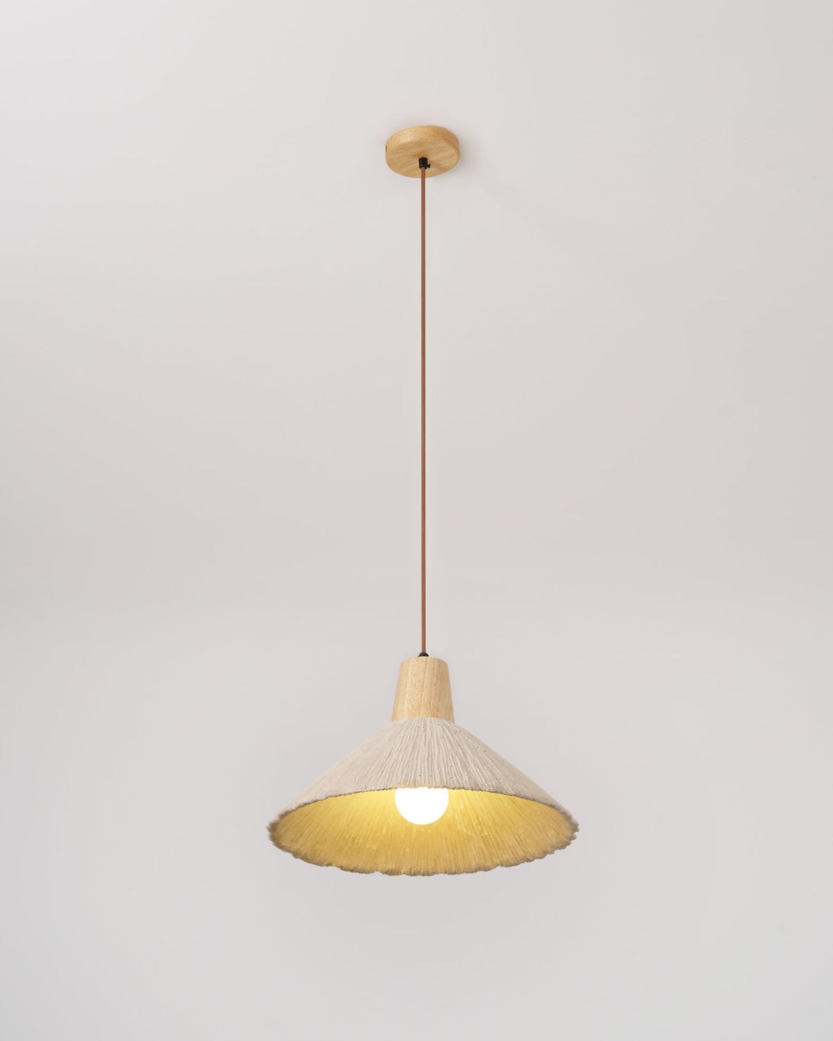 Lámpara colgante de madera y pantalla de cemento texturizado gris estilo Japandi