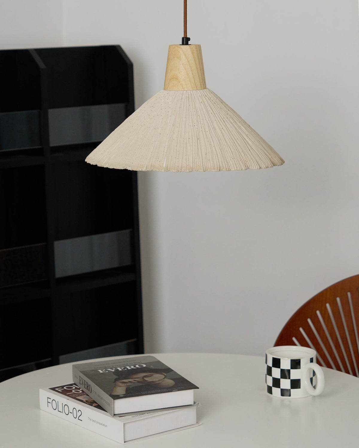 Lámpara colgante de madera y pantalla de cemento texturizado gris estilo Japandi