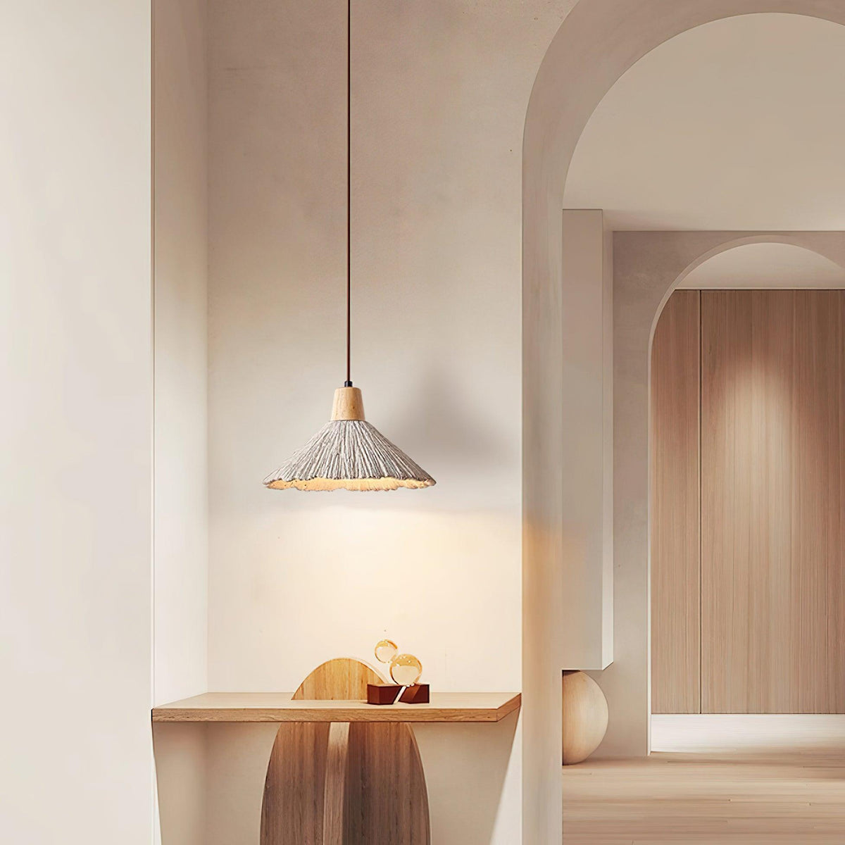 Lámpara colgante de madera y pantalla de cemento texturizado gris estilo Japandi