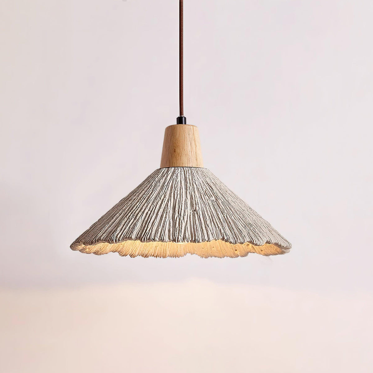 Lámpara colgante de madera y pantalla de cemento texturizado gris estilo Japandi