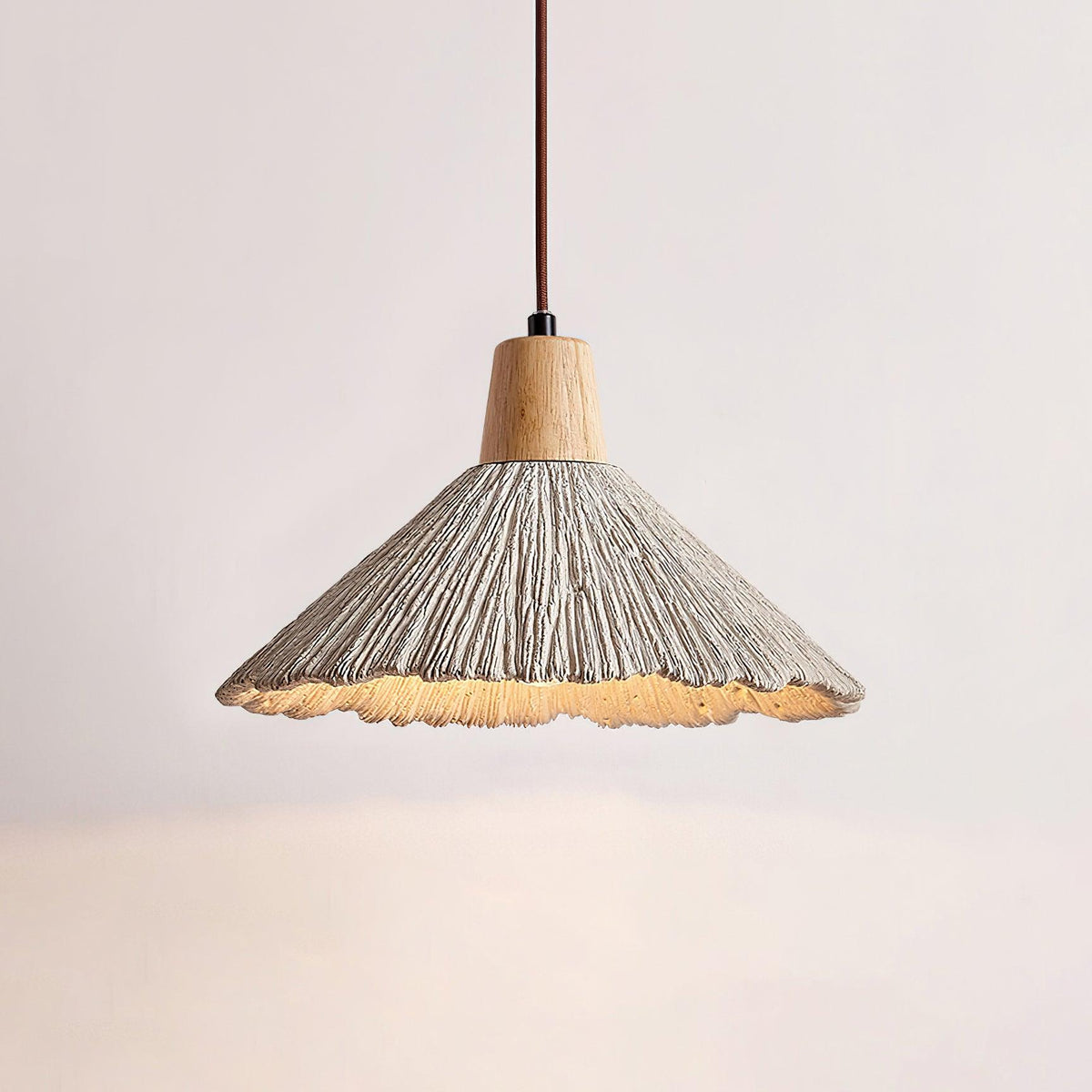 Lámpara colgante de madera y pantalla de cemento texturizado gris estilo Japandi