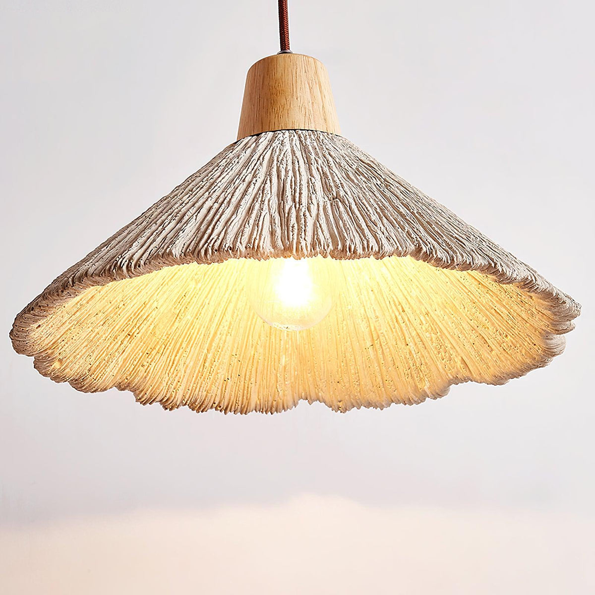 Lámpara colgante de madera y pantalla de cemento texturizado gris estilo Japandi