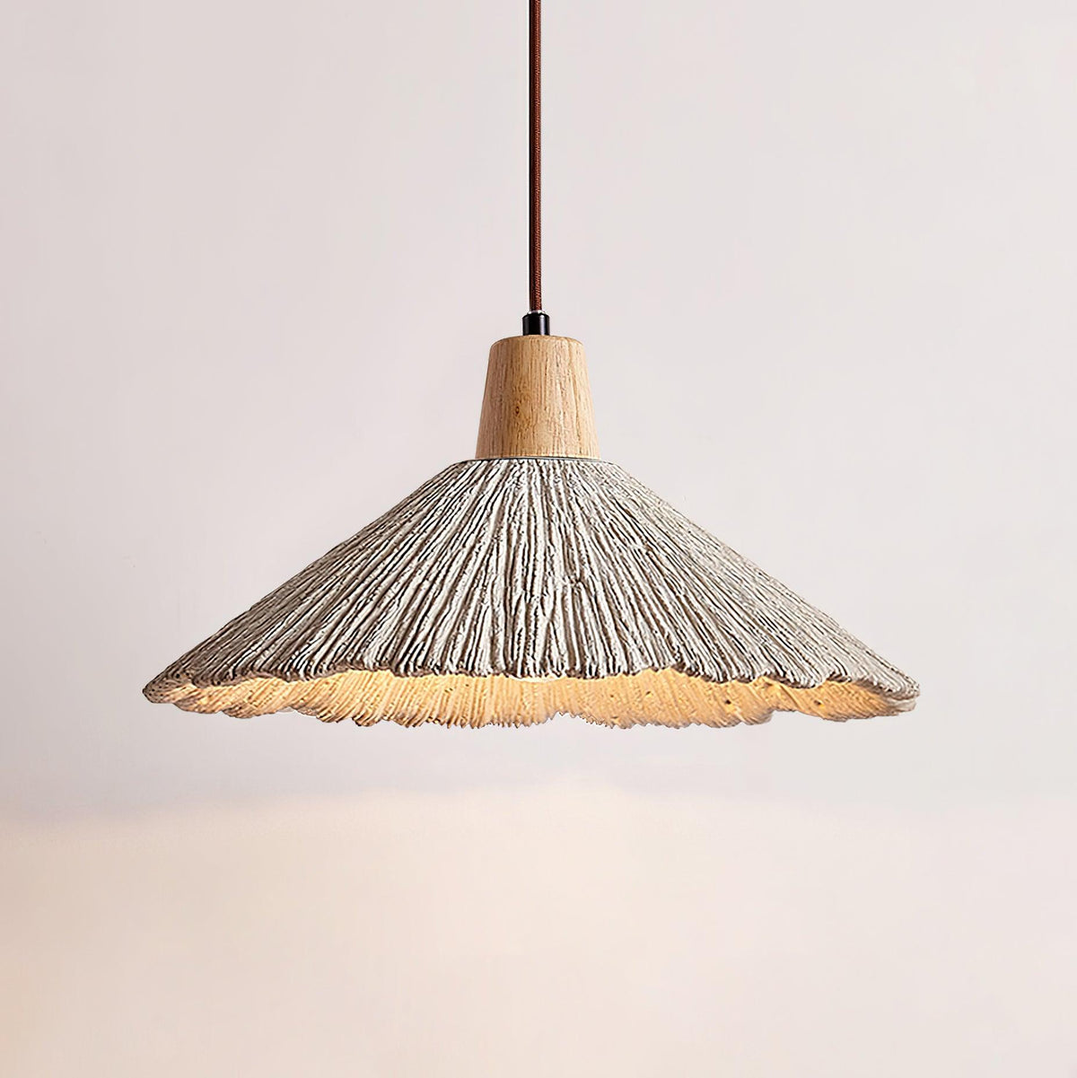Lámpara colgante de madera y pantalla de cemento texturizado gris estilo Japandi