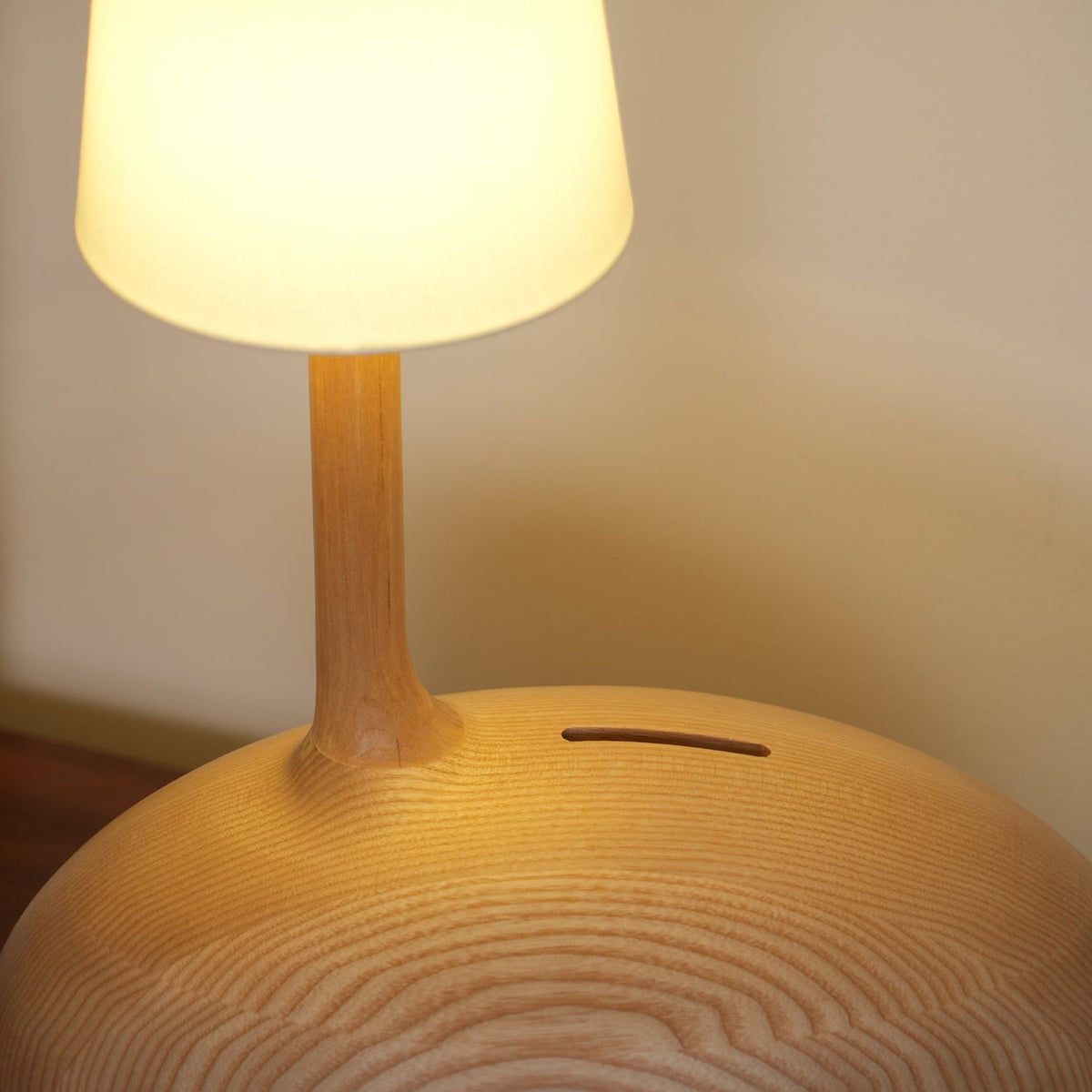 Brixten lámpara de mesa de madera y tejido