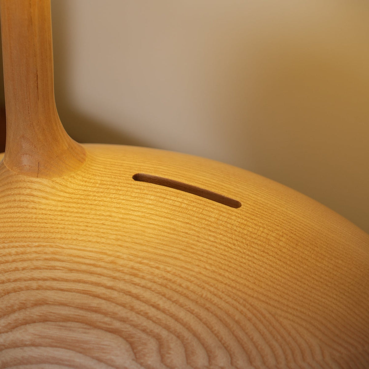 Brixten lámpara de mesa de madera y tejido