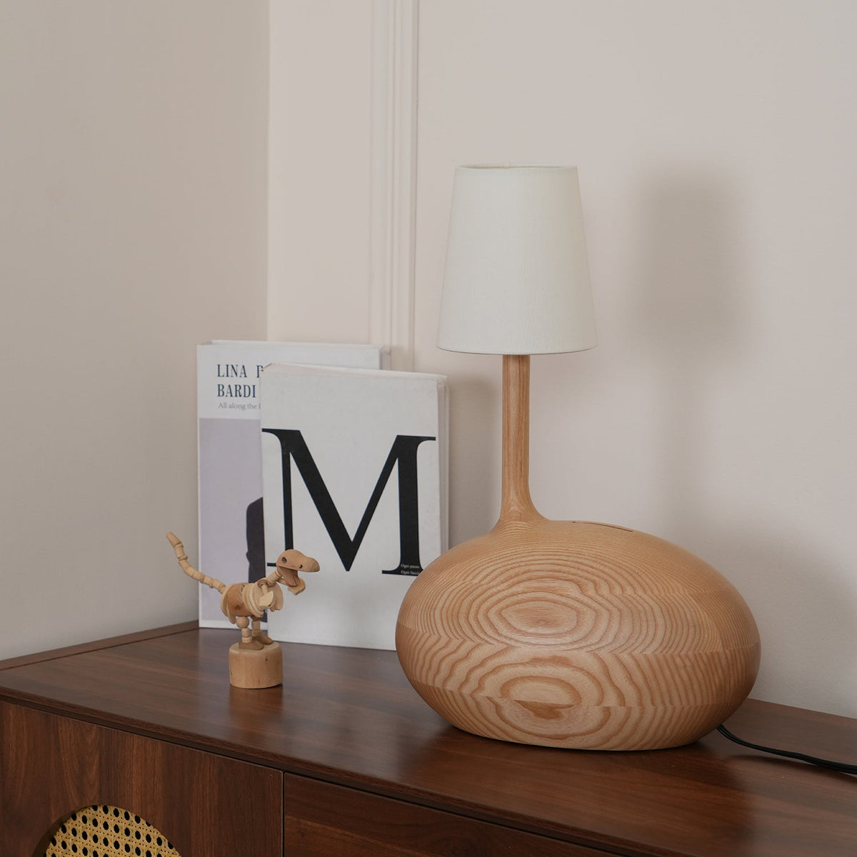 Brixten lámpara de mesa de madera y tejido