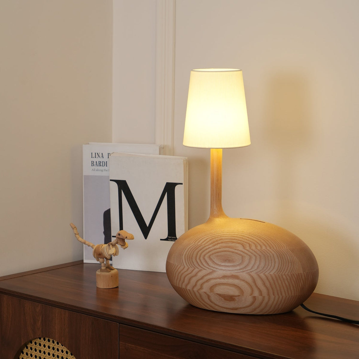 Brixten lámpara de mesa de madera y tejido