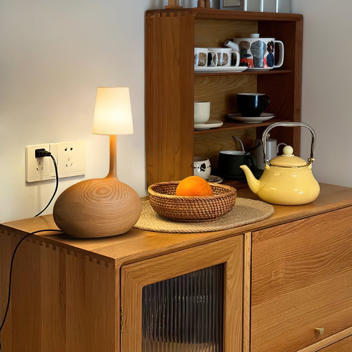Brixten lámpara de mesa de madera y tejido