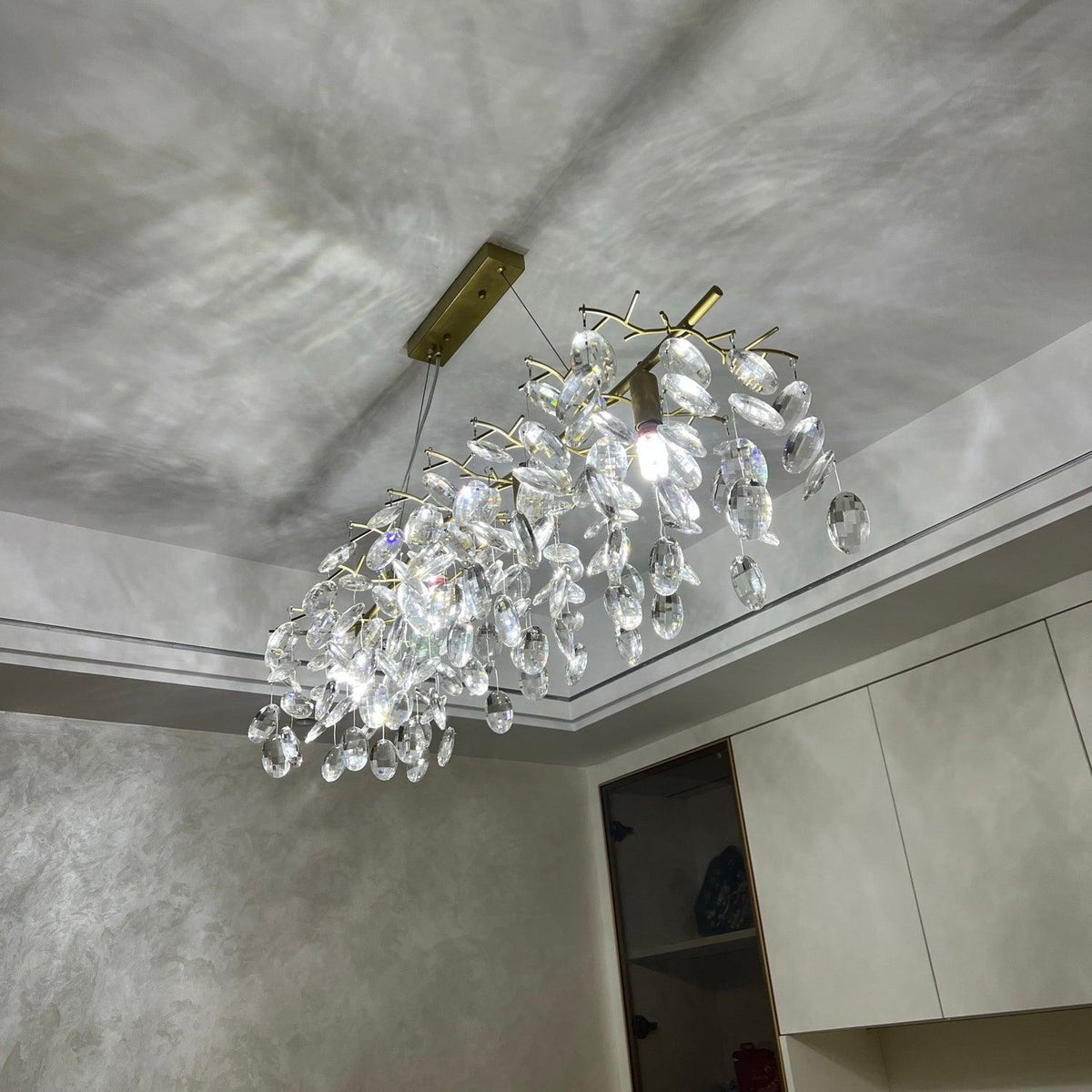 Luxirian lámpara de araña de cristal y ramas doradas con LED