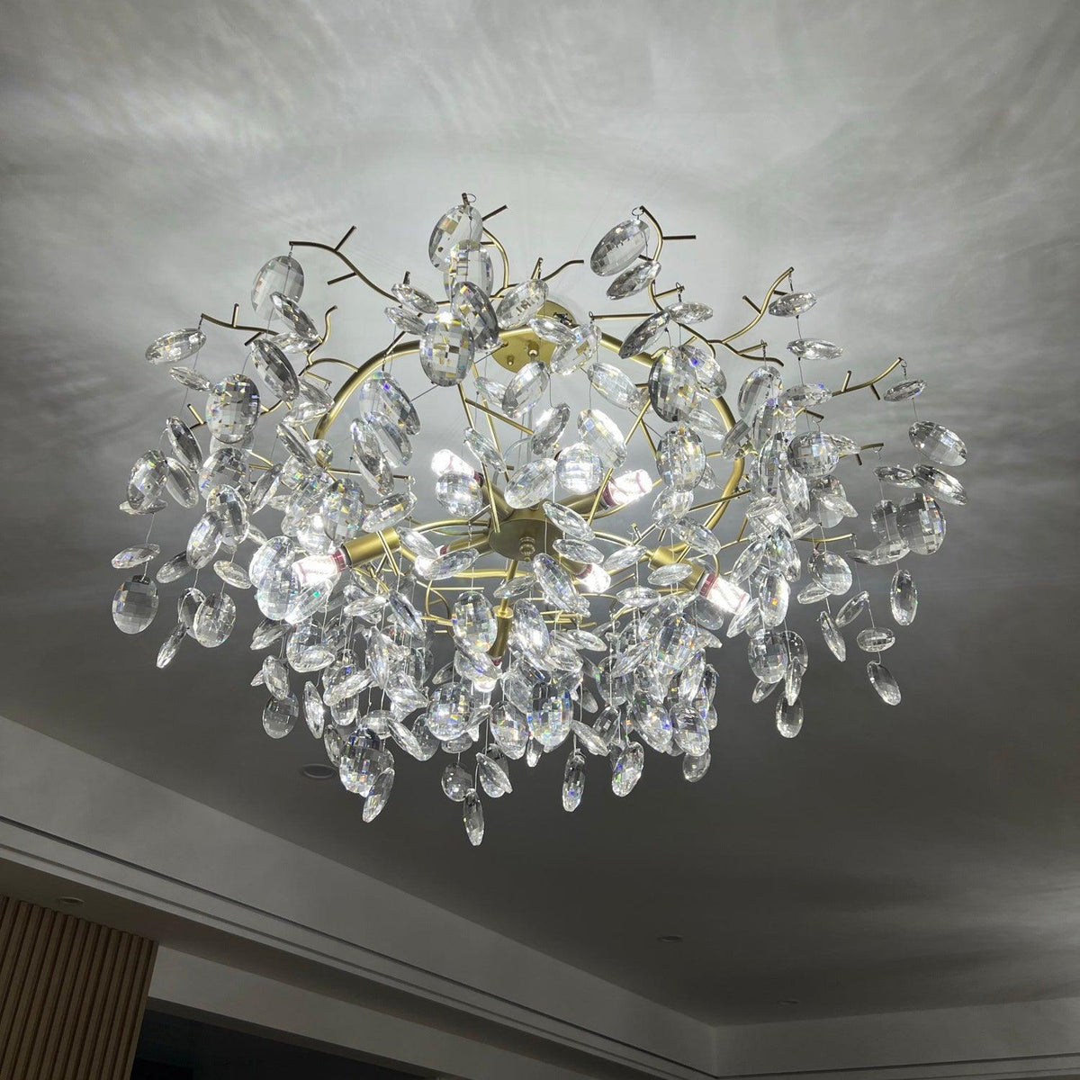 Luxirian lámpara de araña de cristal y ramas doradas con LED