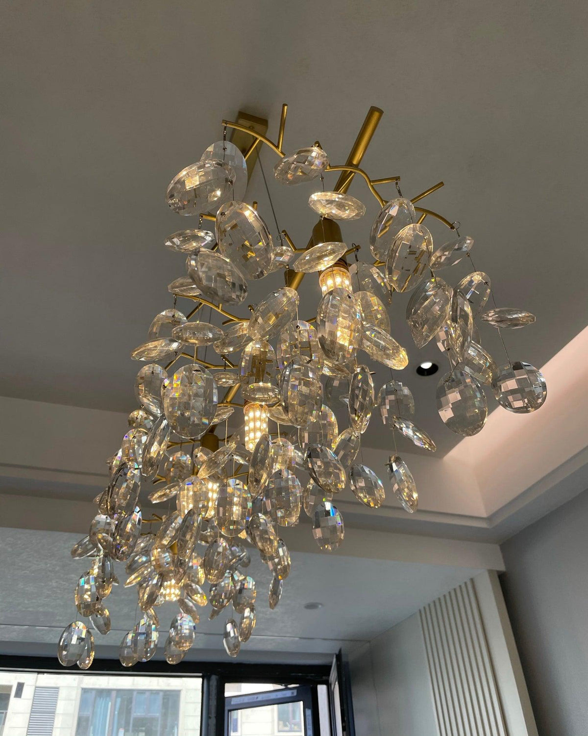 Luxirian lámpara de araña de cristal y ramas doradas con LED