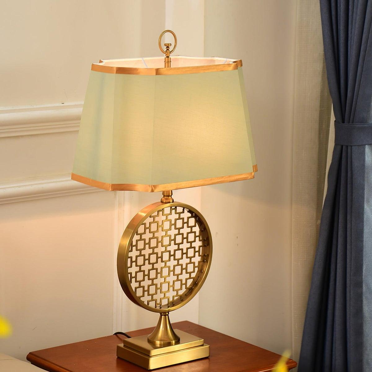 Lineine lámpara de mesa con tejido glam
