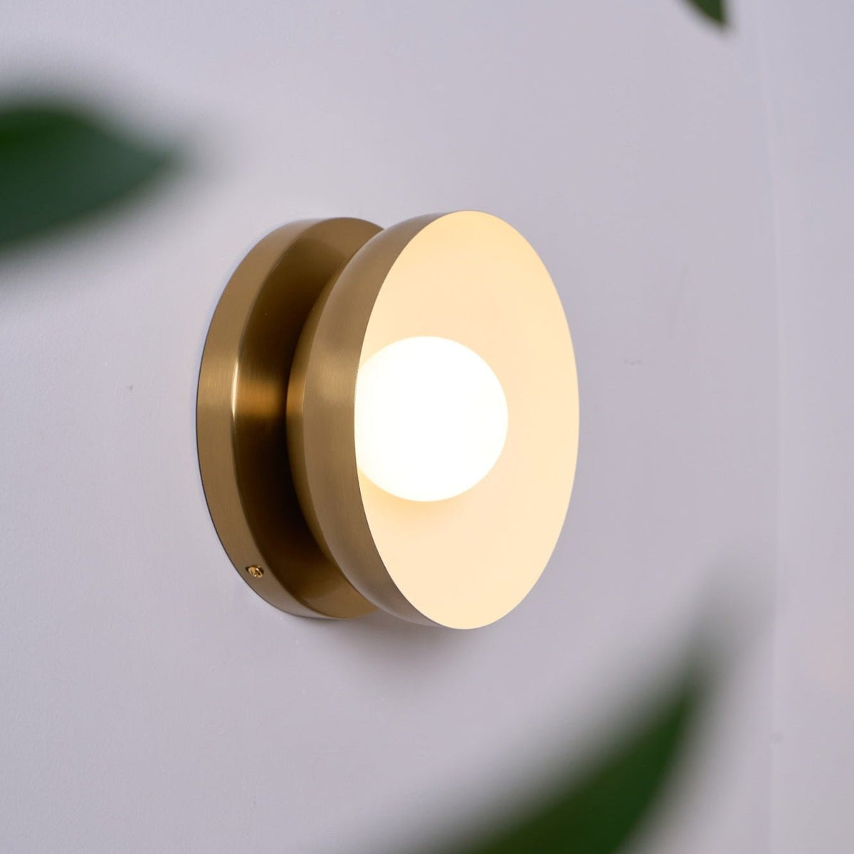Eirearia aplique de pared moderno minimalista con diseño de eclipse solar en latón y vidrio