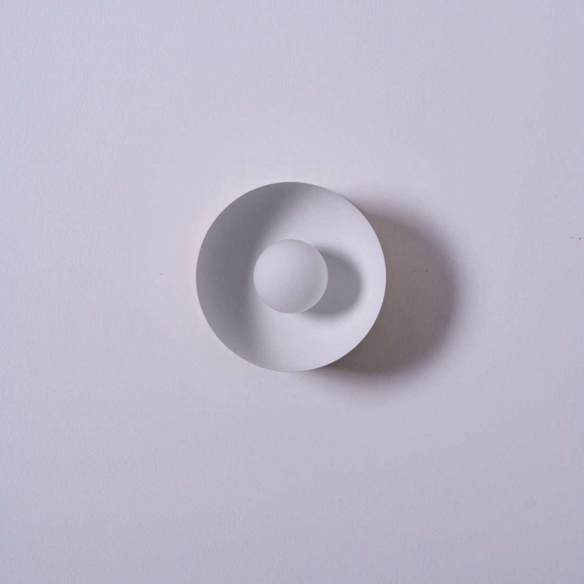 Eirearia aplique de pared moderno minimalista con diseño de eclipse solar en latón y vidrio
