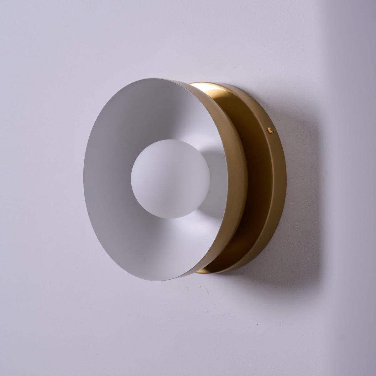 Eirearia aplique de pared moderno minimalista con diseño de eclipse solar en latón y vidrio