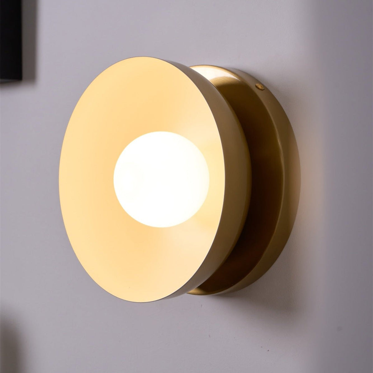 Eirearia aplique de pared moderno minimalista con diseño de eclipse solar en latón y vidrio