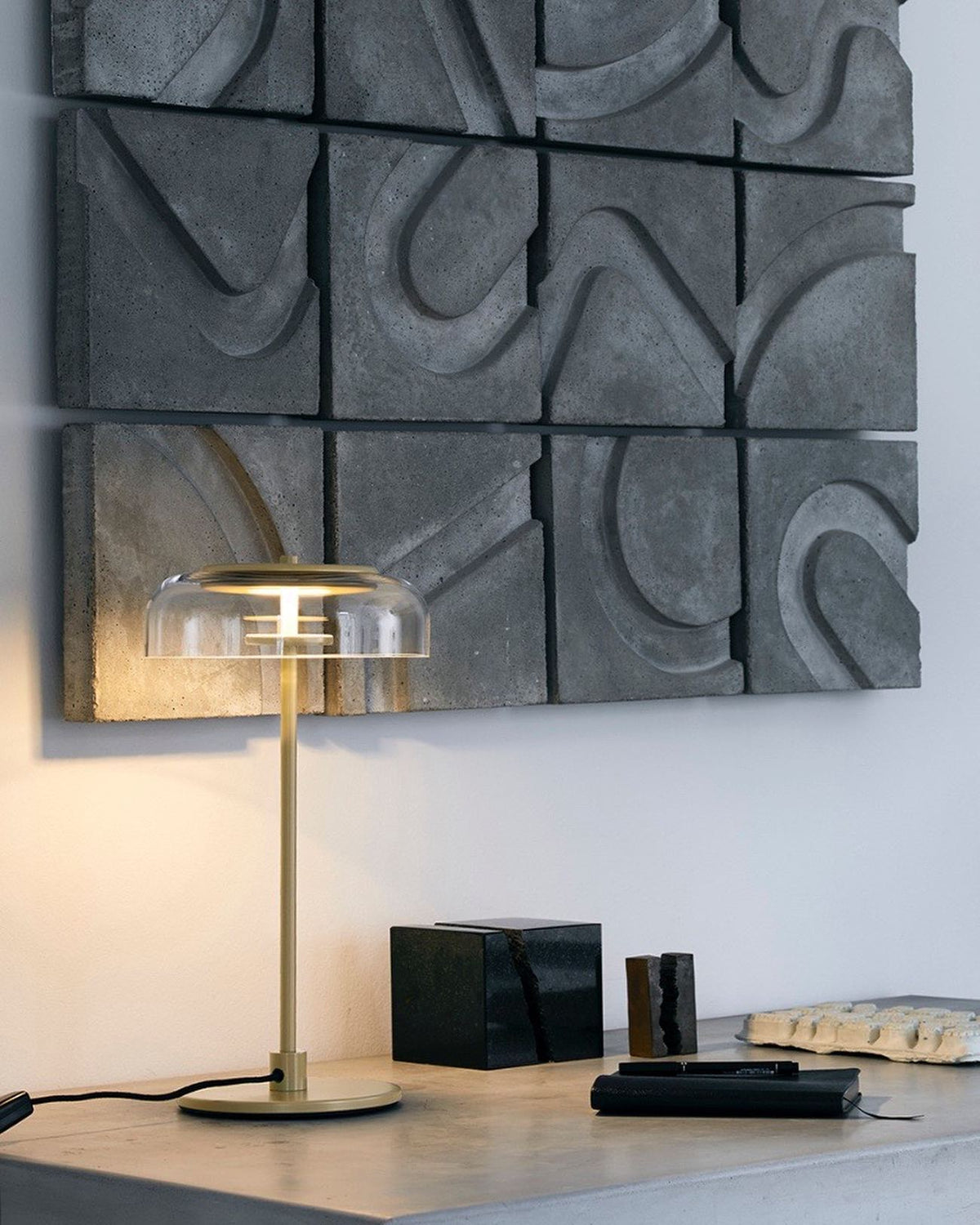 Rinelette lámpara de mesa con pantalla de vidrio transparente y base de madera