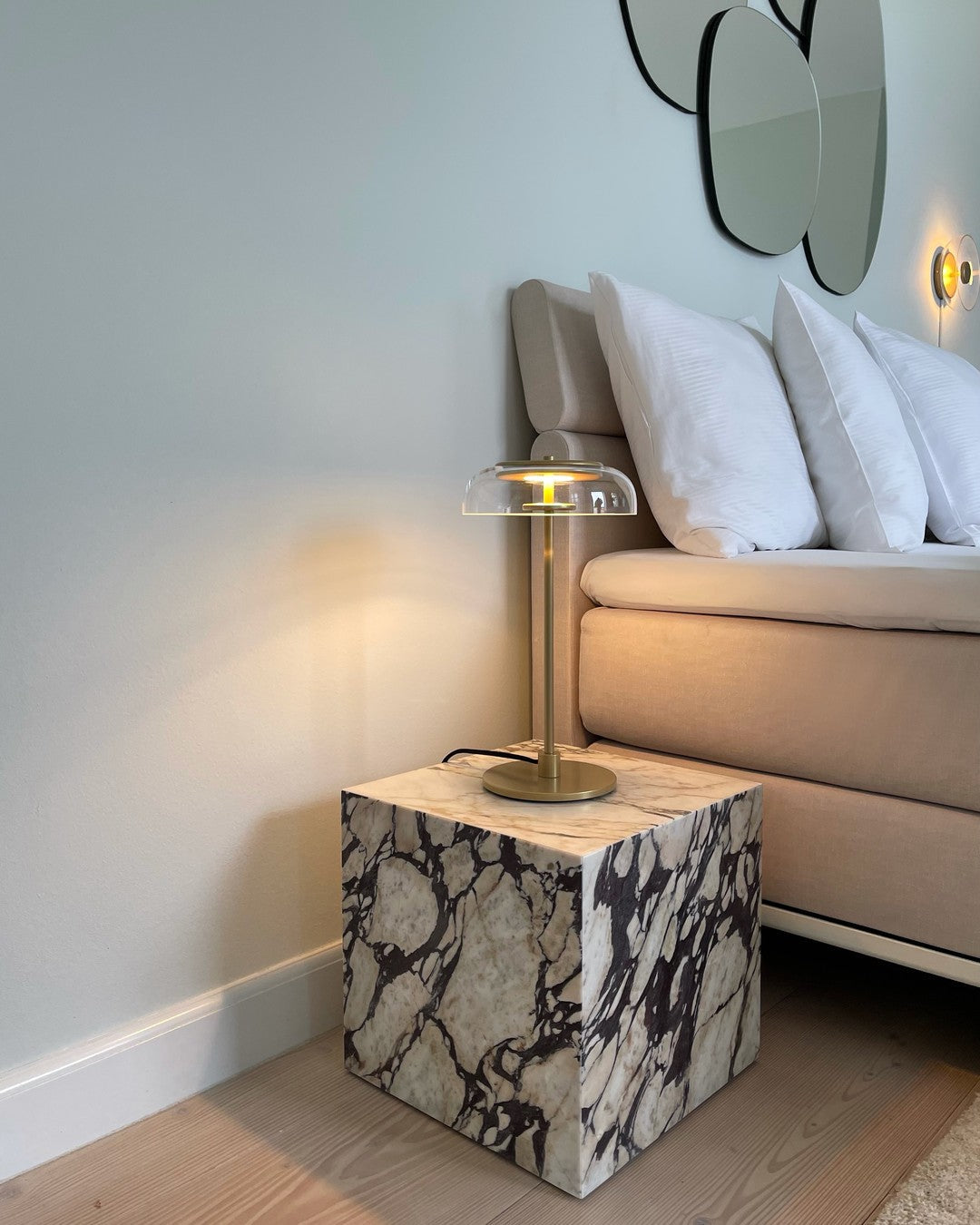 Rinelette lámpara de mesa con pantalla de vidrio transparente y base de madera