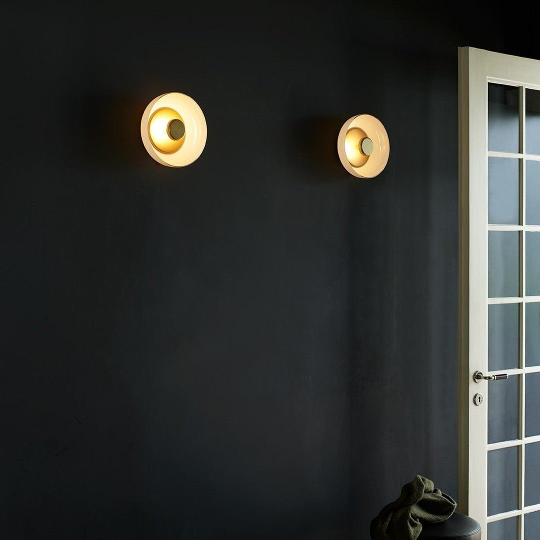 Aether aplique de pared de latón con pantalla de vidrio