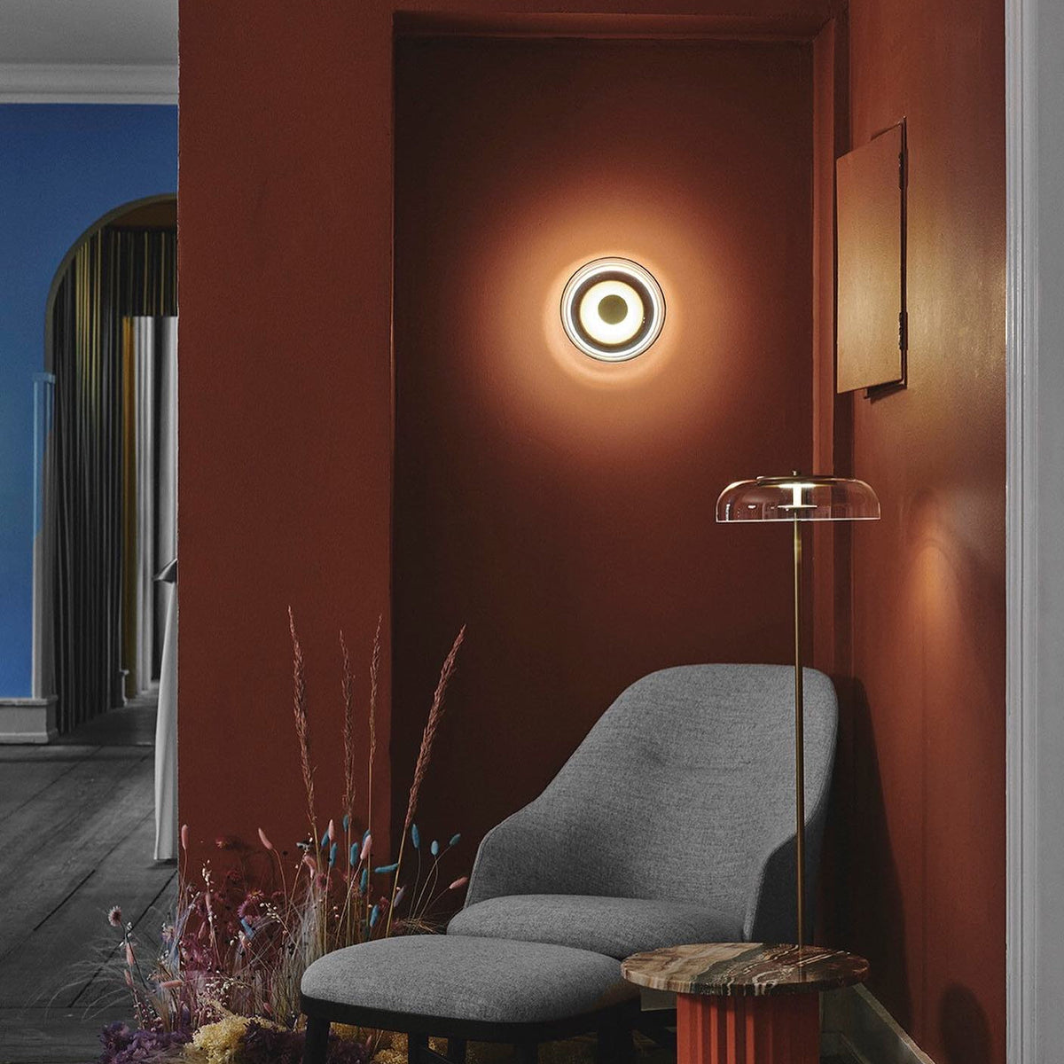 Aether aplique de pared de latón con pantalla de vidrio