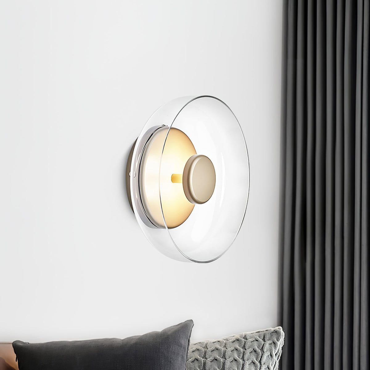 Aether aplique de pared de latón con pantalla de vidrio