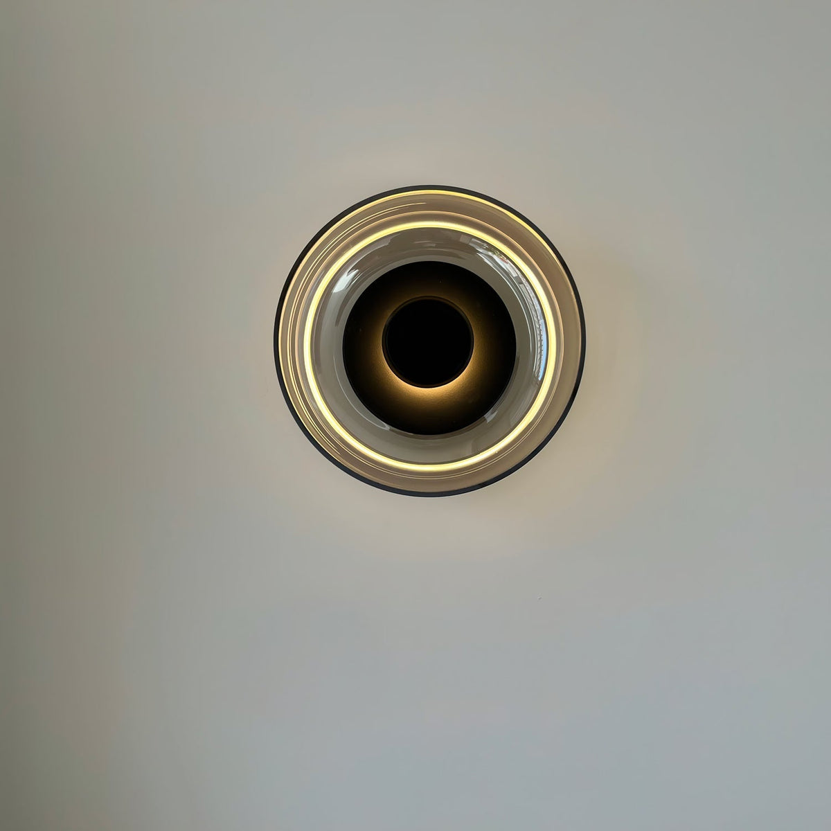 Aether aplique de pared de latón con pantalla de vidrio