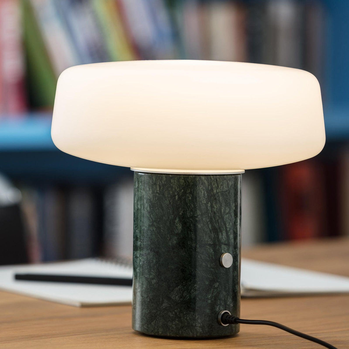 Erinilil lámpara de mesa con base de mármol