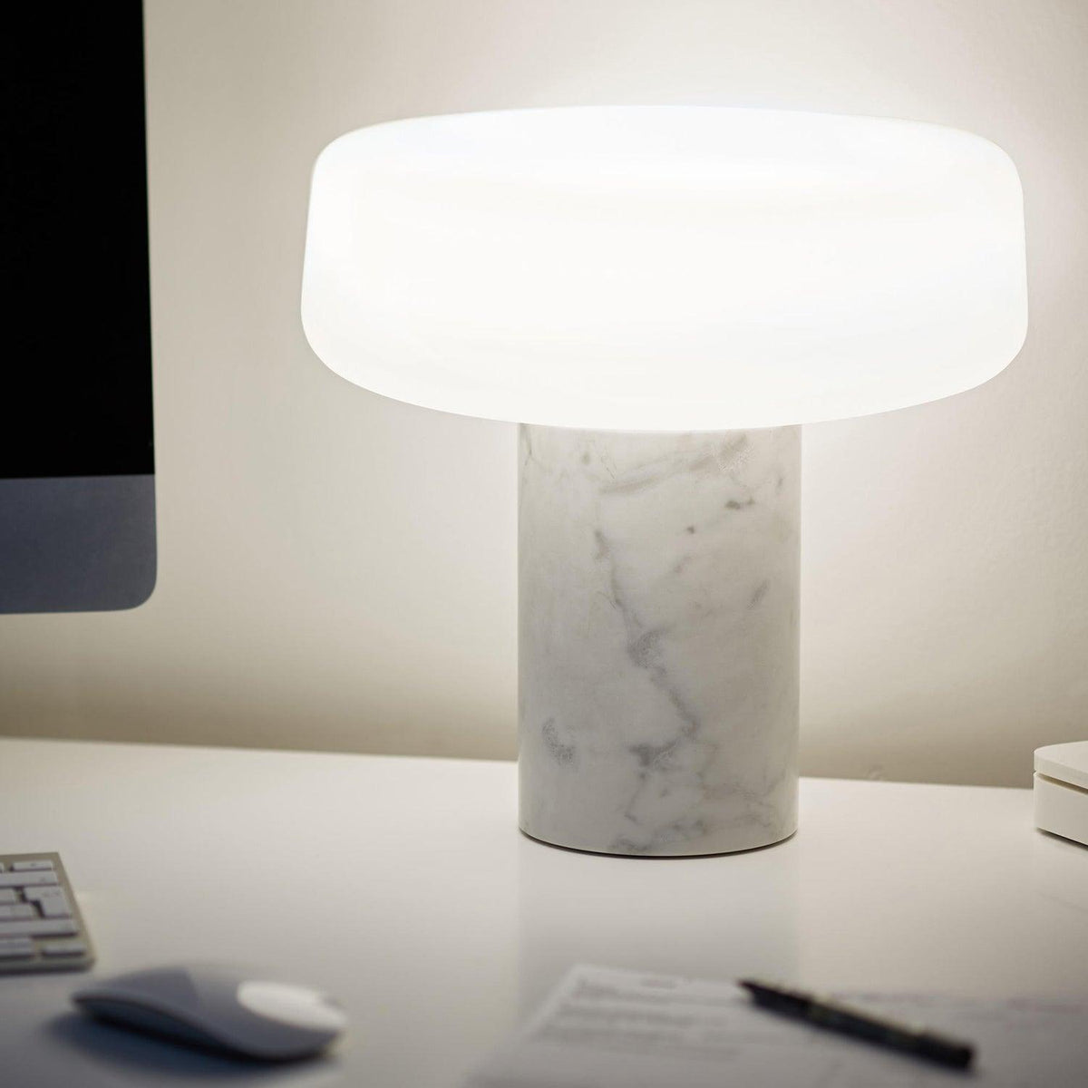 Erinilil lámpara de mesa con base de mármol