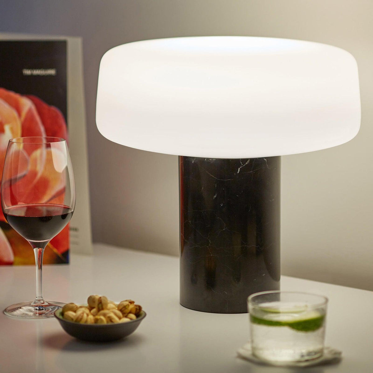 Erinilil lámpara de mesa con base de mármol