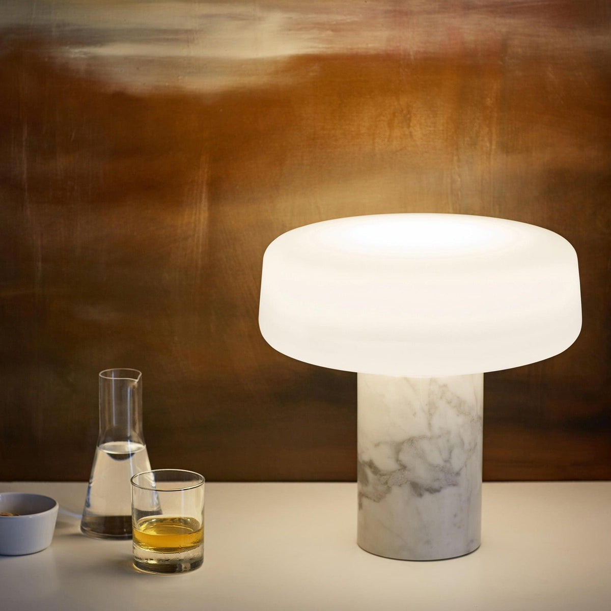 Erinilil lámpara de mesa con base de mármol