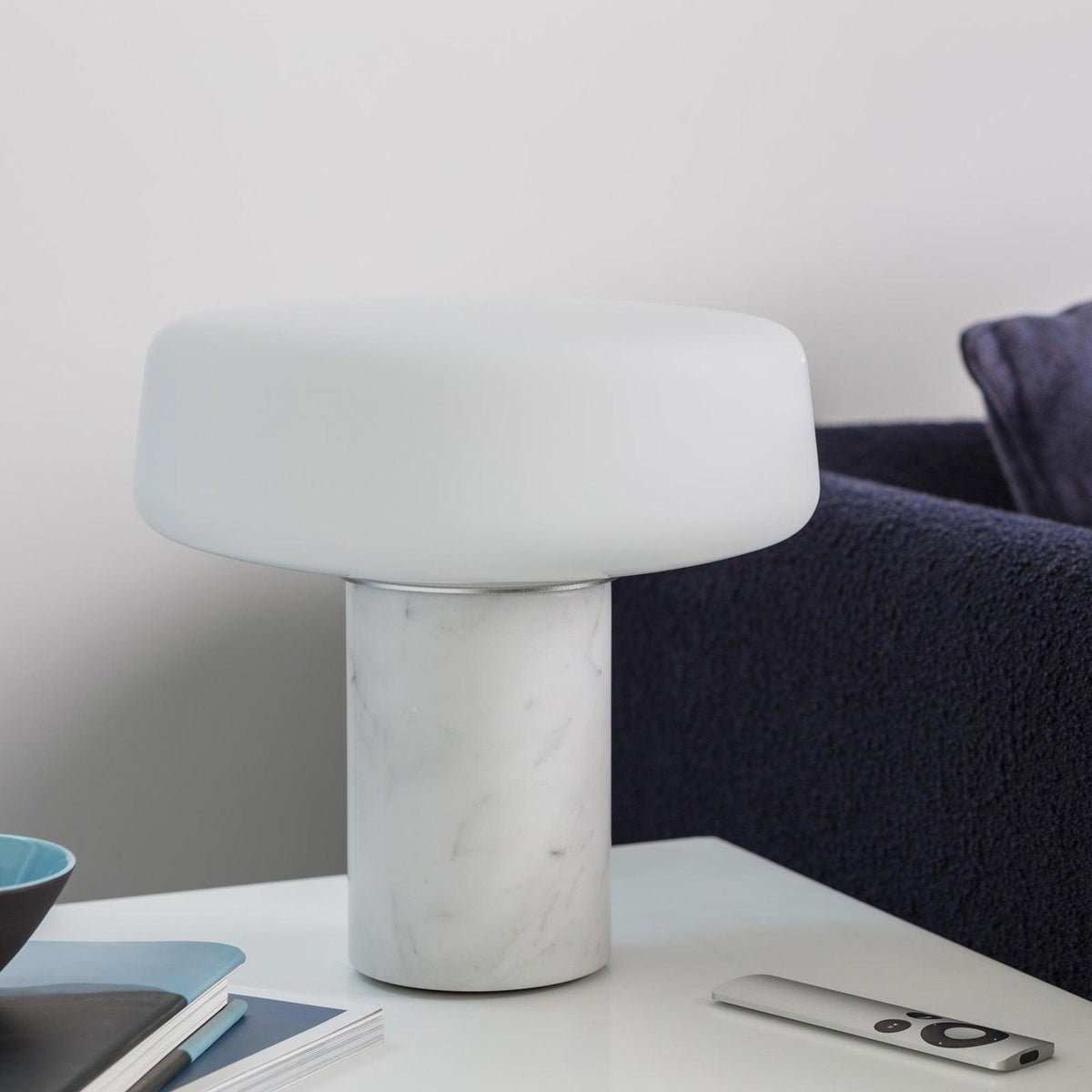 Erinilil lámpara de mesa con base de mármol