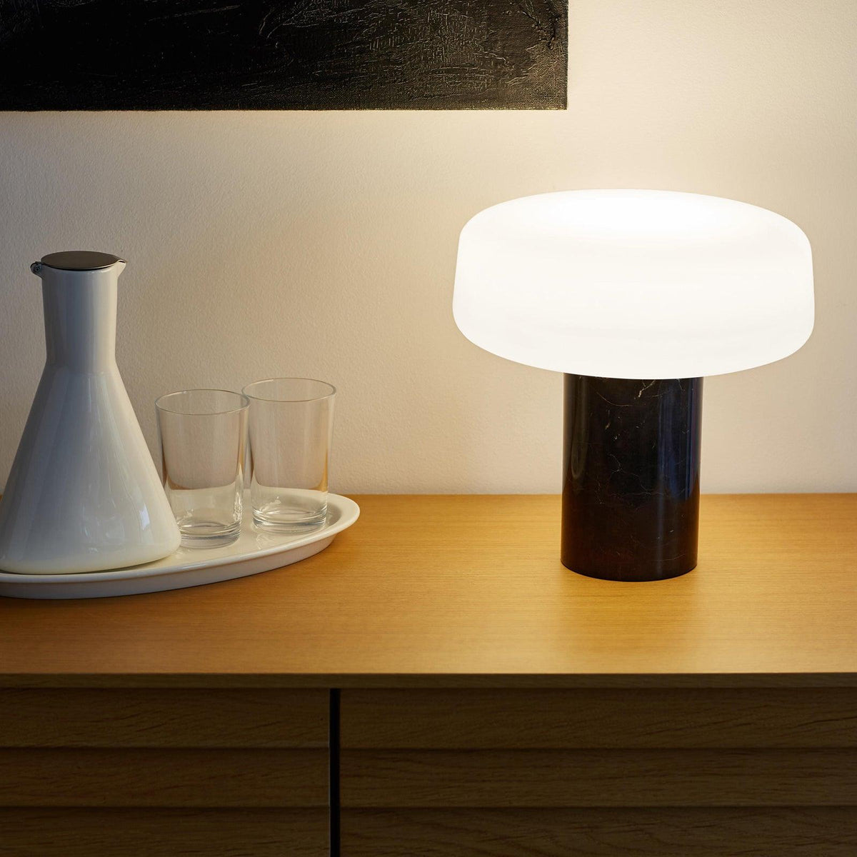 Erinilil lámpara de mesa con base de mármol
