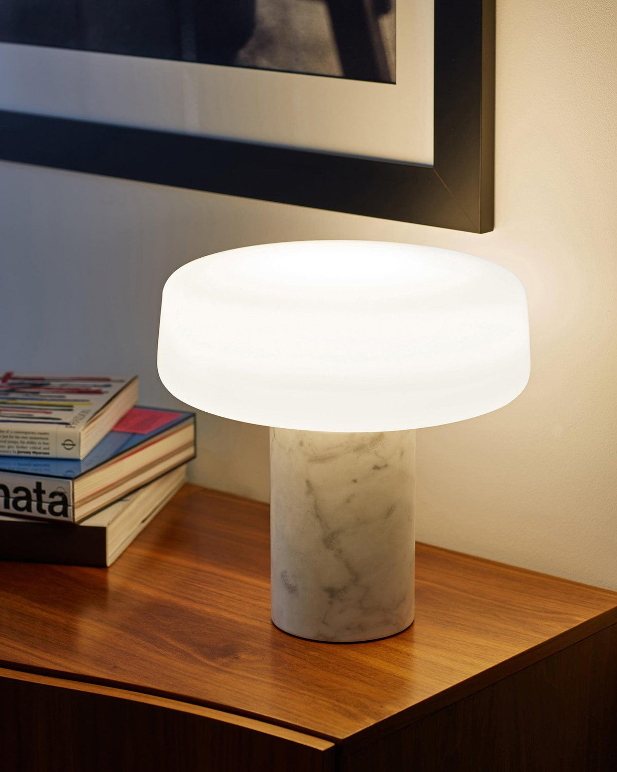 Erinilil lámpara de mesa con base de mármol