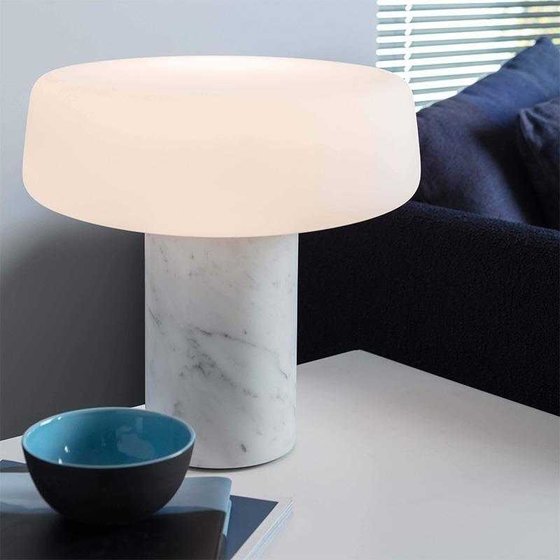 Erinilil lámpara de mesa con base de mármol